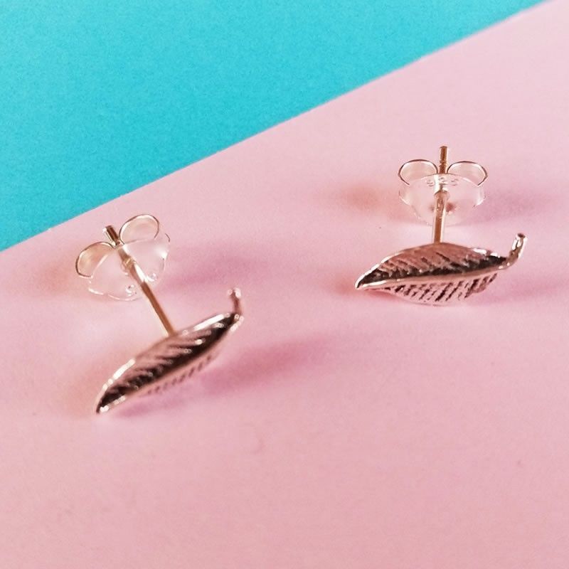 Pendientes en forma de hoja pequeña