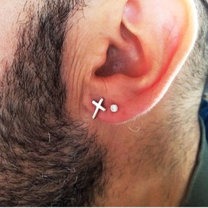 Pendientes de cruz de plata para hombre 2