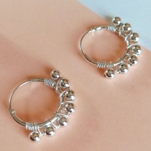 Pendientes de aro con pequeñas bolitas de plata de ley de www.puravidapulseras.com