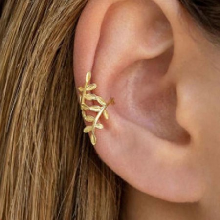 Gold ear cuff with natural branch details – No piercing needed.