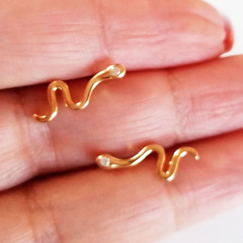 mini pendientes serpiente oro