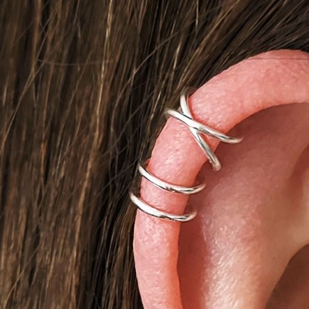 Pendiente ear cuff de plata de ley con doble aro ajustable.