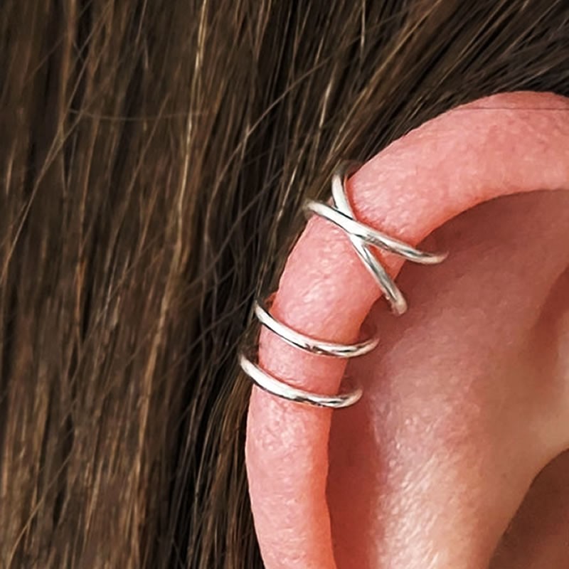 Pendiente ear cuff de plata de ley con doble aro ajustable.