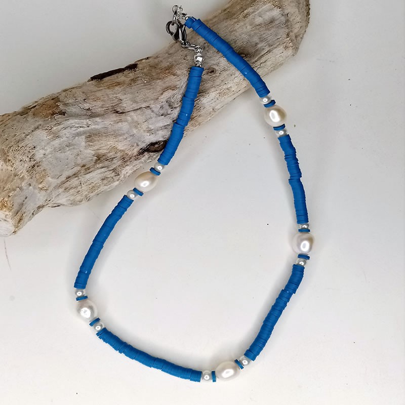 collar azul klein y perlas de rio