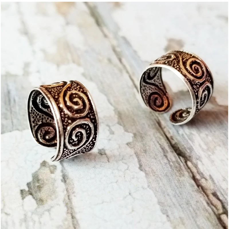 Cartilage ear cuff without piercing – Wave pattern.