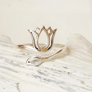 Anillo con Flor de Loto de Plata