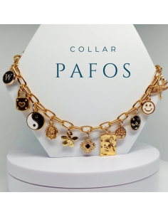 collar de mujer con charms de oro