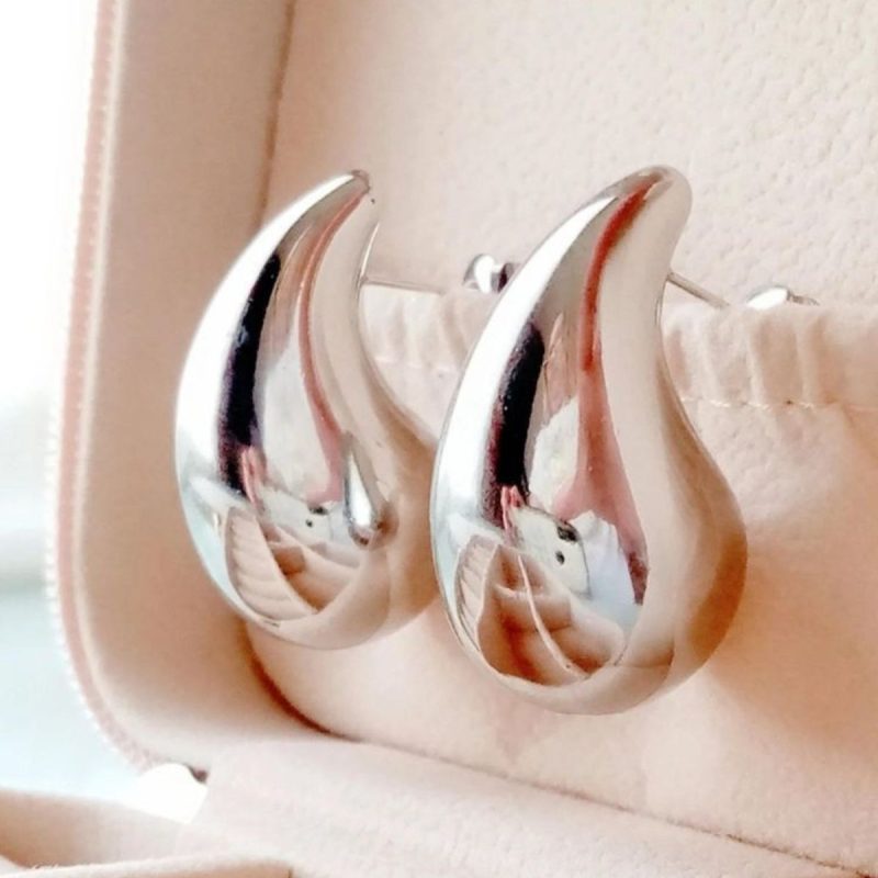 Detail of the shiny finish on the silver teardrop earrings