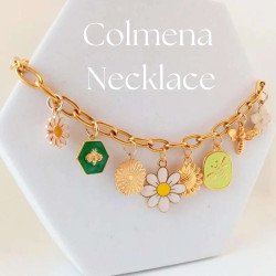 collar decorado con charms de abejas y flores