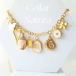 Collar de acero dorado con colgantes inspirados en la naturaleza, diseño fresco y elegante.