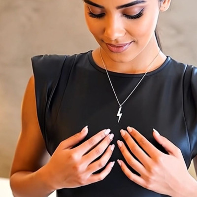 collar de plata con forma de rayo