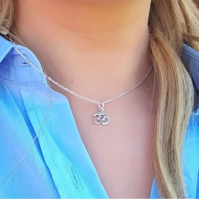 collar plata símbolo om