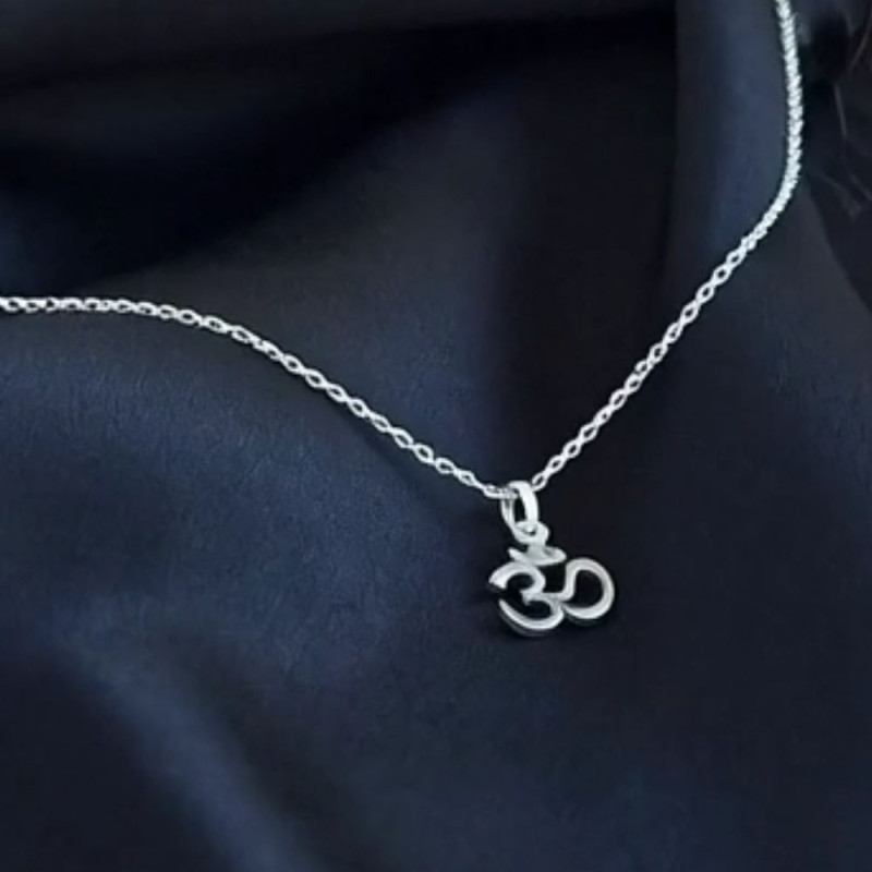 collar de plata con simbolo OM