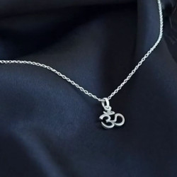 collar de plata con simbolo OM