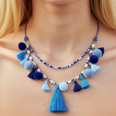 collar azul de borlas y pompones