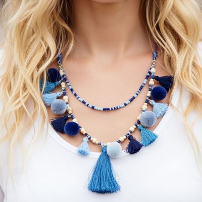 collar azul de borlas y pompones 2