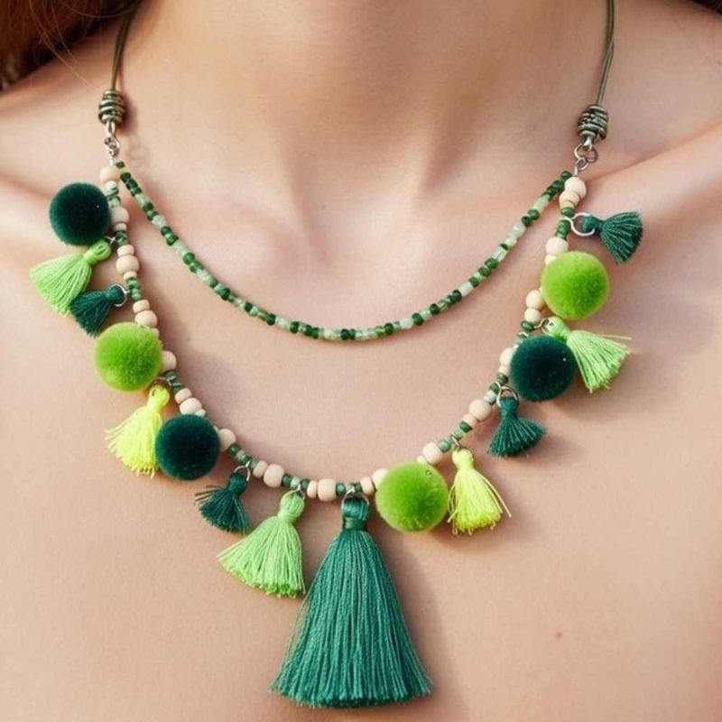 Collar Boho Verde Pompones y Borlas