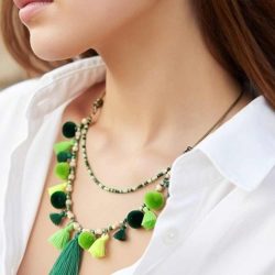 Collar Mujer Pompones Verde Boho