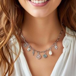 collar de eslabones con charms de acero