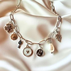 collar de acero con charms