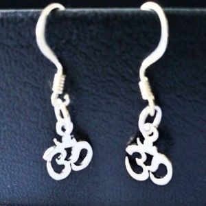 Pendientes OM de gancho en plata de ley de www.puravidapulseras.com 2