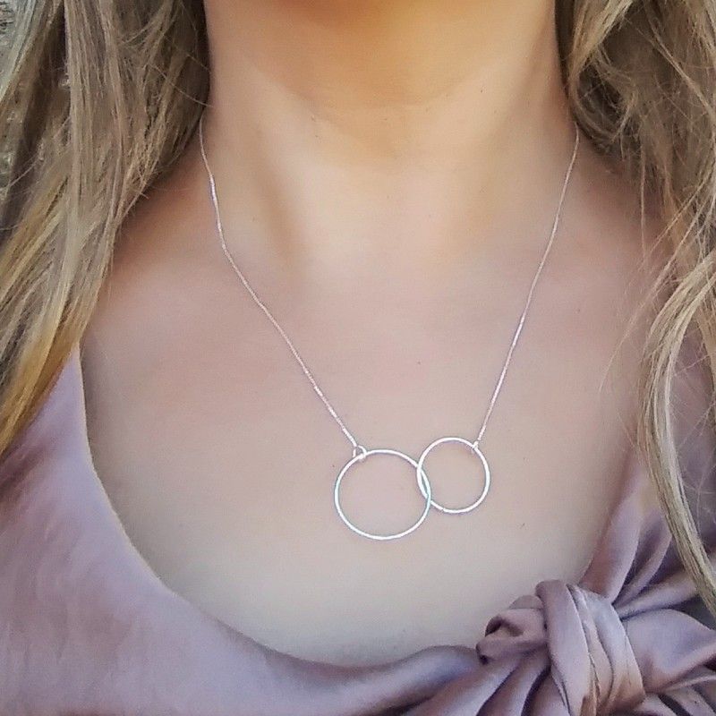 gargantilla karma con aros entrelazados en plata de ley