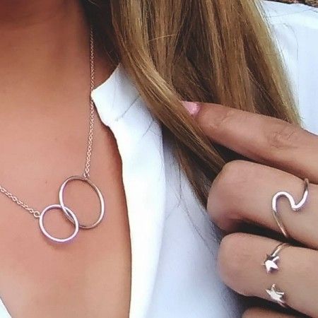 Collar de plata con aros entrelazados