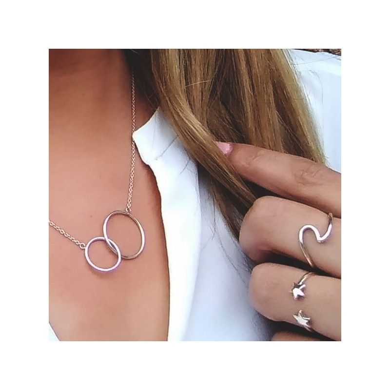 Collar de plata con aros entrelazados